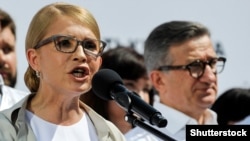 Лідерка ВО «Батьківщина» Юлія Тимошенко та народний депутат Сергій Тарута на партійному з'їзді, де оголосили про першу десятку списку, червень 2019 року