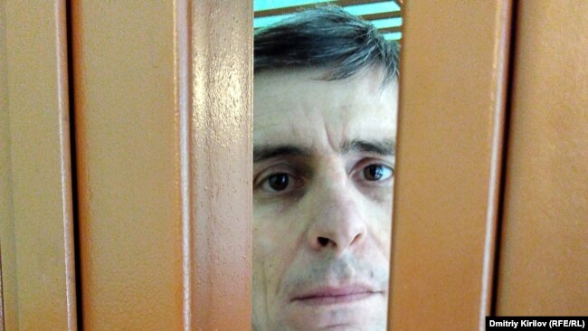 Руслан Гаджиев в зале Артемовского суда, апрель 2016 года