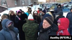 Балаларын Казанның 35нче мәктәбенә 1нче сыйныфка бирергә теләгән ата-аналар чират тора