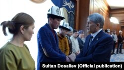 Президент Алмазбек Атамбаев учак кырсыгында жакындарын жоготкон жарандарды резиденцияда кабыл алган.
