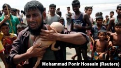 Bangladeş. Rohinca qaçqını Nasir Ahmed 40-günlük ölmüş oğlunu qucağında tutub...