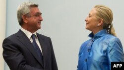 Armenia -- President Serzh Sarkisian (L) greets US Secretary of State Hillary Clinton at the presidential palace in Yerevan, 04Jun2012