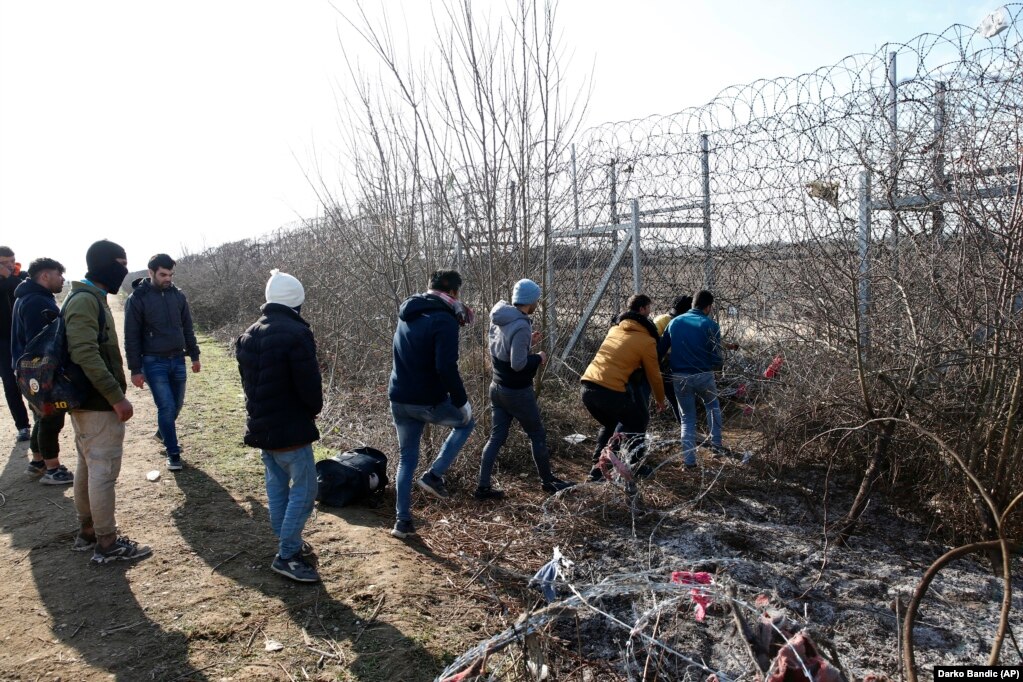 Переселенці намагаються перерізати дріт на кордоні між Туреччиною та Грецією неподалік прикордонного переходу Пазаркуле (Туреччина)