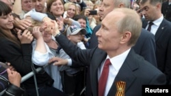 Мәскеу Қырымды өзіне қосып алған соң Ресей президенті Владимир Путиннің Севастопольге келуі. 9 мамыр 2014 жыл.