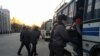 Митингдин катышуучуларын кармоо учуру. Бишкек. 2-март, 2020-жыл.