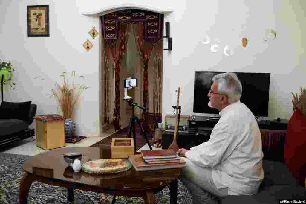 Пејач на традиционални ирански песни предава преку неговиот паметен телефон во Техеран на 15 април.