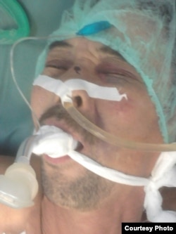 Базарбай Кенжебаев лежит под системой в больнице. Жанаозен, декабрь 2011 года.
