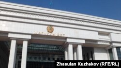 У здания Верховного суда Казахстана в Астане.