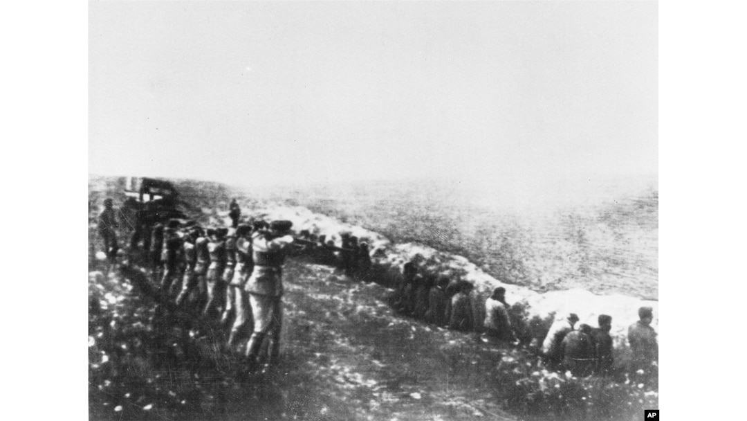 Fotografia aceasta cu crimele de la Babi Yar a fost găsită, ani mai târziu, în buzunarul unui ofițer german ucis în Rusia.