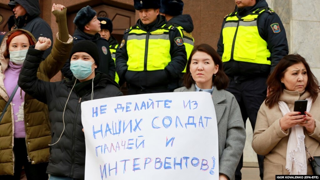 Участники акции протеста в столице Кыргызстана Бишкеке против ввода войск стран ОДКБ в Казахстан. 6 января 2022 года