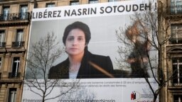 گروهی از ایرانیان مقیم پاریس سال گذشته با در دست داشتن پوسترهای نسرین ستوده خواستار آزادی این وکیل و مدافع حقوق بشر شدند.