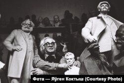 Кіраўнік Беларускага фонду міру скульптар Заір Азгур сярод сваіх твораў