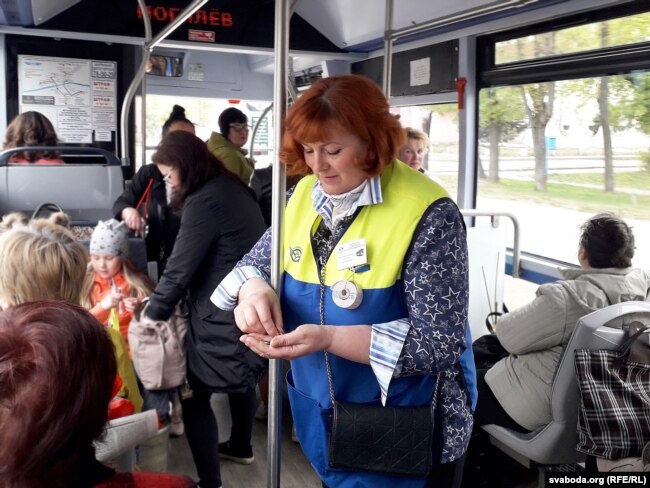 Вольга Мікалуцкая на сваім працоўным месцы