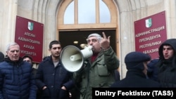 Президенттин кызматтан кетишин талап кылып жаткан активисттер. 10-январь, 2019-жыл. Сухуми, Абхазия.