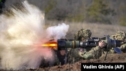 Український військовий з протитанковою системою NLAW у Донецькій області