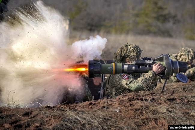 یک سرباز اوکراینی در حال شلیک با یک سلاح دوش‌پرتاب در منطقه دونسک