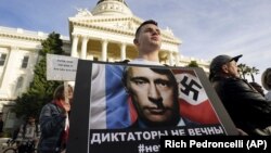 Во время акции протеста против масштабного вторжения России в Украину. Сакраменто, Калифорния, США, 25 февраля 2022 года