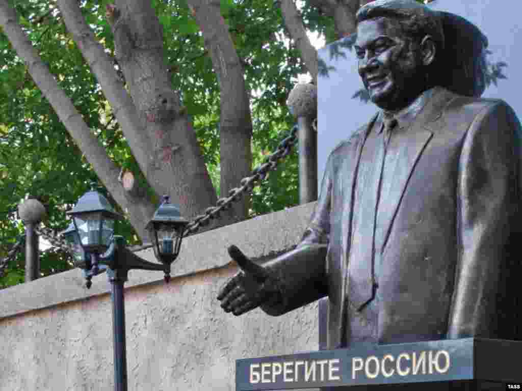Пам’ятник екс-президенту Росії Борису Єльцину у Красноярську
