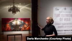 Дарія Марченко і Даніель Грін на тлі своїх робіт