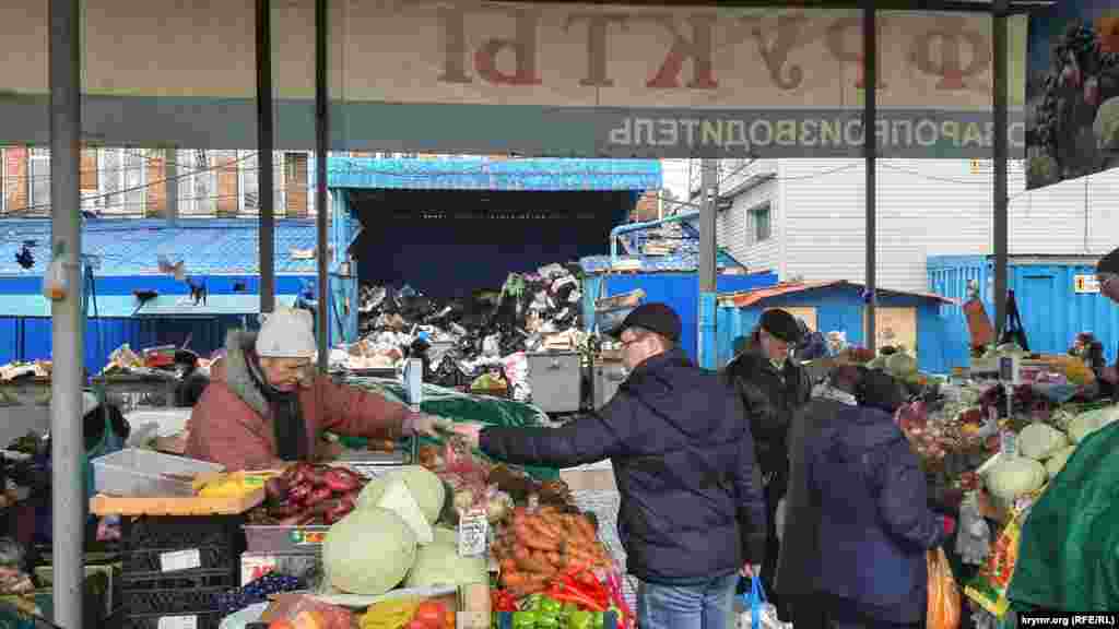 На центральном рынке Керчи горы мусора находятся рядом с торговыми рядами, где торгуют овощами и фруктами, а также рядом с корпусом, где производят продажу молочных продуктов