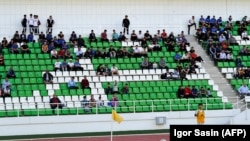 Türkmenistandaky futbol ýaryşlarynyň birine gatnaşýan ýaşaýjylar (Arhiw suraty)