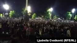 Кілька тисяч людей зібралися біля будинку парламенту ввечері 7 липня, після телевізійного звернення до громадян президента Александра Вучича, який заявив, що від 10 до 13 липня буде запроваджена комендантська година через новий спалах COVID-19