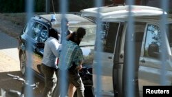 Germany -- German special police forces escort a Syrian suspected of being members of Islamic State outside the building of the German Federal Supreme Court (Bundesgerichtshof) in Karlsruhe, September 13, 2016