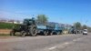 Тракторы, загруженные навозом при въезде в Самаркандскую область из соседней Джизакской области, 11 января 2021 года.
