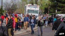 Эвакуация учащихся из школы STEM после стрельбы, Колорадо, США, 7 мая 2019 года
