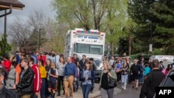 Эвакуация учащихся из школы STEM после стрельбы, Колорадо, США, 7 мая 2019 года.