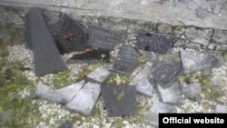 Зруйнований пам'ятник на українському кладовищі в Польщі