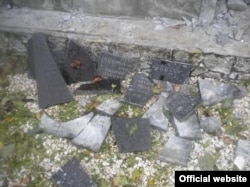Зруйнований пам'ятник на українському цвинтарі. Польща, жовтень 2016 року