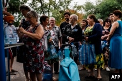 Люди в очереди за питьевой водой в Донецке, 18 августа 2014