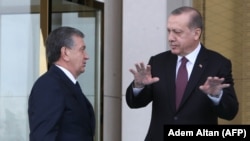 Өзбекстан президенті Шавкат Мирзияев (сол жақта) пен Түркия президенті Режеп Ердоған. Анкара, 25 қазан 2017 жыл.