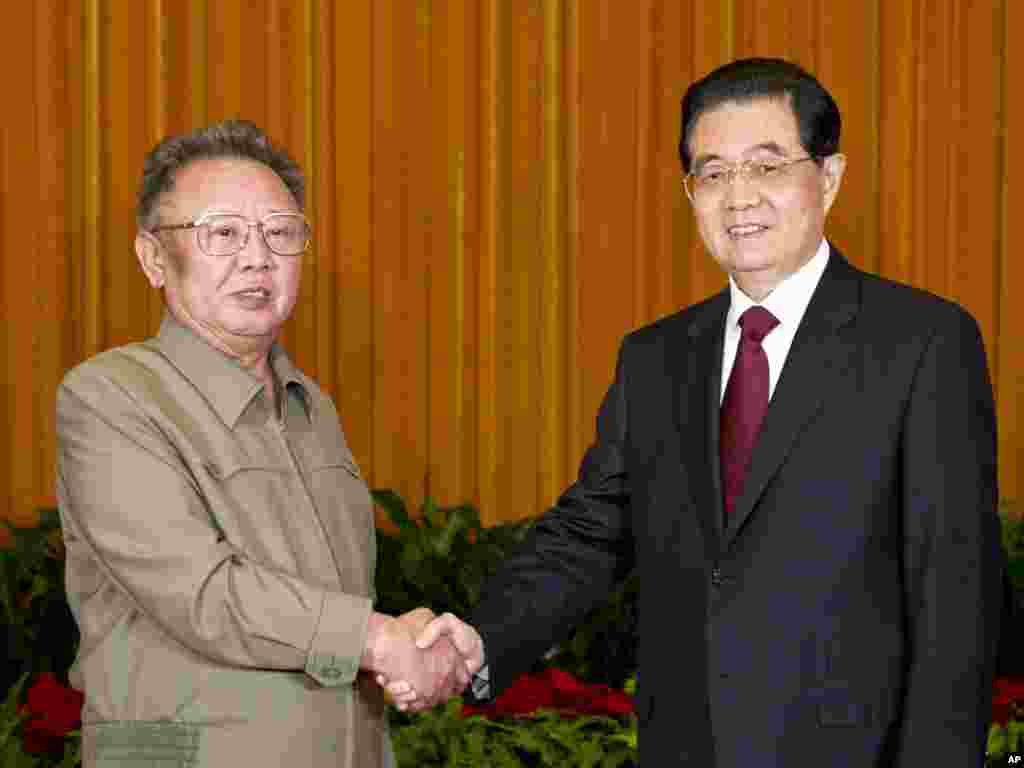 China&#39;s President Hu Jintao (right) meets with North Korea&#39;s Kim Jong Il in Beijing in May.