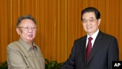 China -- President Hu Jintao (R) meets with North Korean leader Kim Jong Il in Beijing, 25May2011