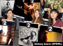 Участницы проекта "12" с фотографиями обнаженных женщин. Алматы, 23 ноября 2011 года.