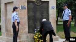 Положување цвеќе пред споменикот на бранителите во Скопје.