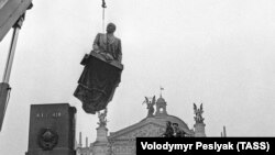 پایین کشیدن مجسمه لنین در لویو اوکراین در دسامبر ۱۹۹۰