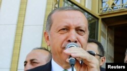 Erdoğan cümə namazından sonra çıxış edərkən. Ankara, 22 iyul, 2016