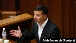 آرشیف: ولادیمیر زلنسکی رئیس جمهور اوکراین در اولین جلسه پارلمان تازه منتخب در کیف