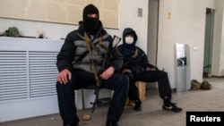 Озброєні проросійські активісти в Луганську, 7 квітня 2014 року