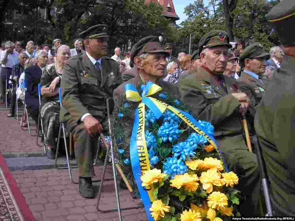 Вояки УПА святкували День Незалежності біля монумента провідникові Степанові Бандері.