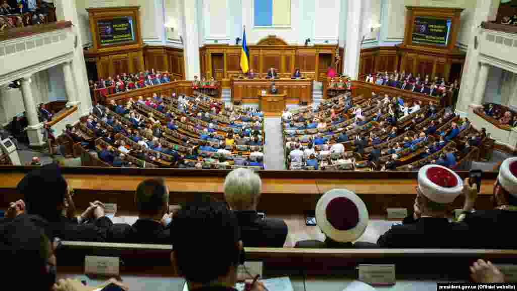 УКРАИНА - Декретот на украинскиот претседател Володимир Зеленски за распуштање на Парламентот стапи на сила. Составот на новиот законодавен дом ќе биде избран на 21 јули за кога се закажани парламентарните избори.