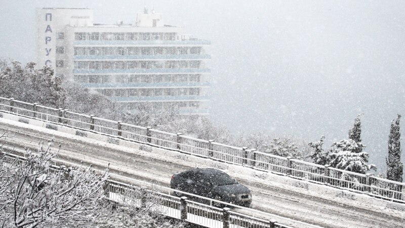 Алушта: для расчистки дорог от снега пришлось привлечь спецтранспорт из других городов Крыма – власти