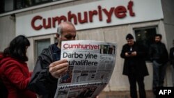 "Кумхуриет" газетін ұстап тұрған оқырман. 