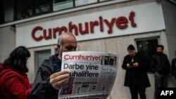 Թուրքիա - Cumhuriyet-ի խմբագրատան մոտ՝ ոստիկանության հատուկ գործողության ժամանակ, Ստամբուլ, 31-ը հոկտեմբերի, 2016թ․