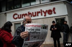 Мужчына чытае газэту Cumhuriyet («Рэспубліка») ля галоўнага офіса рэдакцыі ў Стамбуле, падчас затрыманьня журналістаў