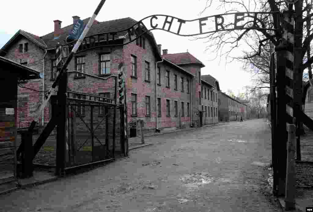 ورودی اردوگاه آلمان نازی در آشوویتز لهستان
