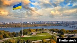  Флаг Украины на высоте 90 метров в Киеве. Иллюстративное фото